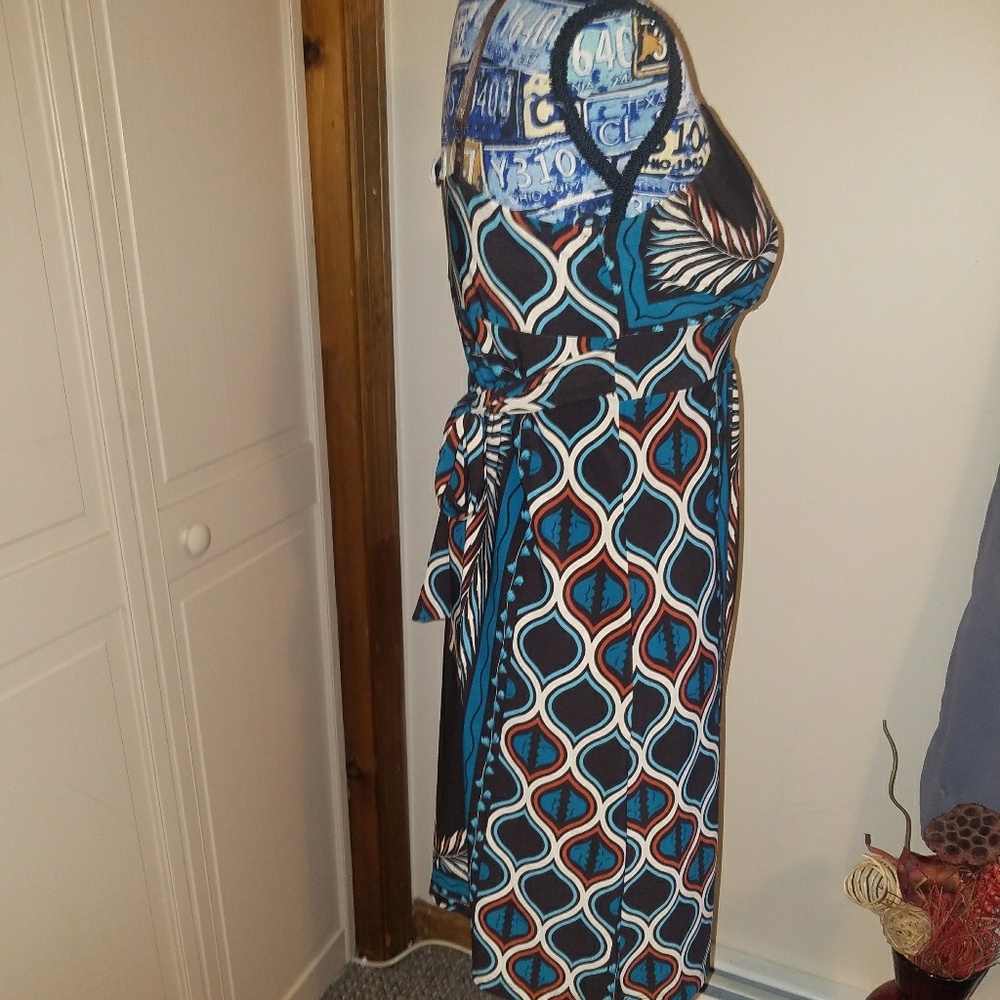 BLUE, BROWN, & WHITE GORGEOUS TRIBAL PATTERN DRESS! - Picture 5 of 8